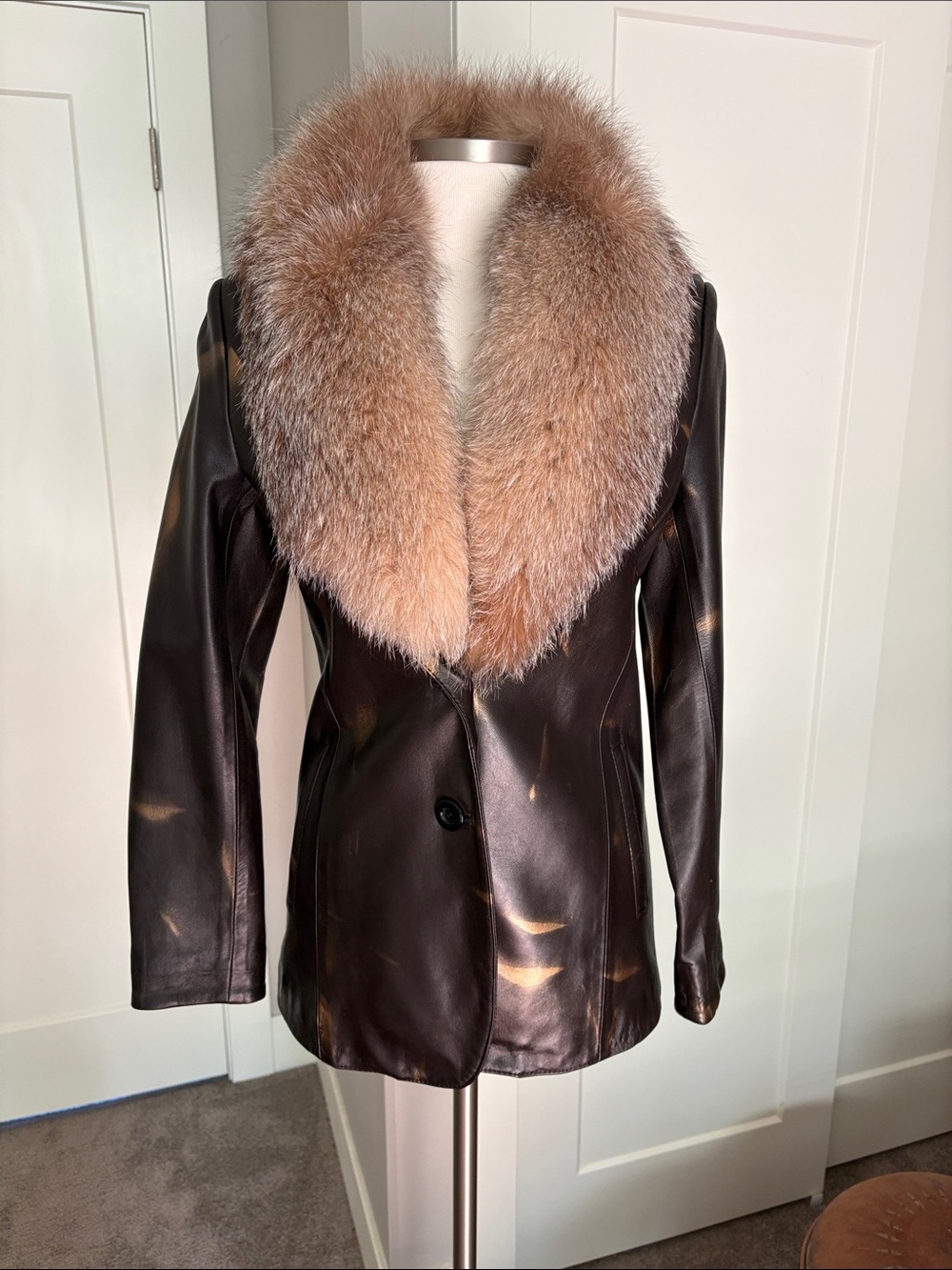 Morris Kaye Women's Dark Brown and gold  Leather Jacket w/ Fur Collar. Fits 4/6